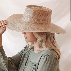Palma Natural Beige Wide-Brimmed Boater Hat
LACK OF COLOR
